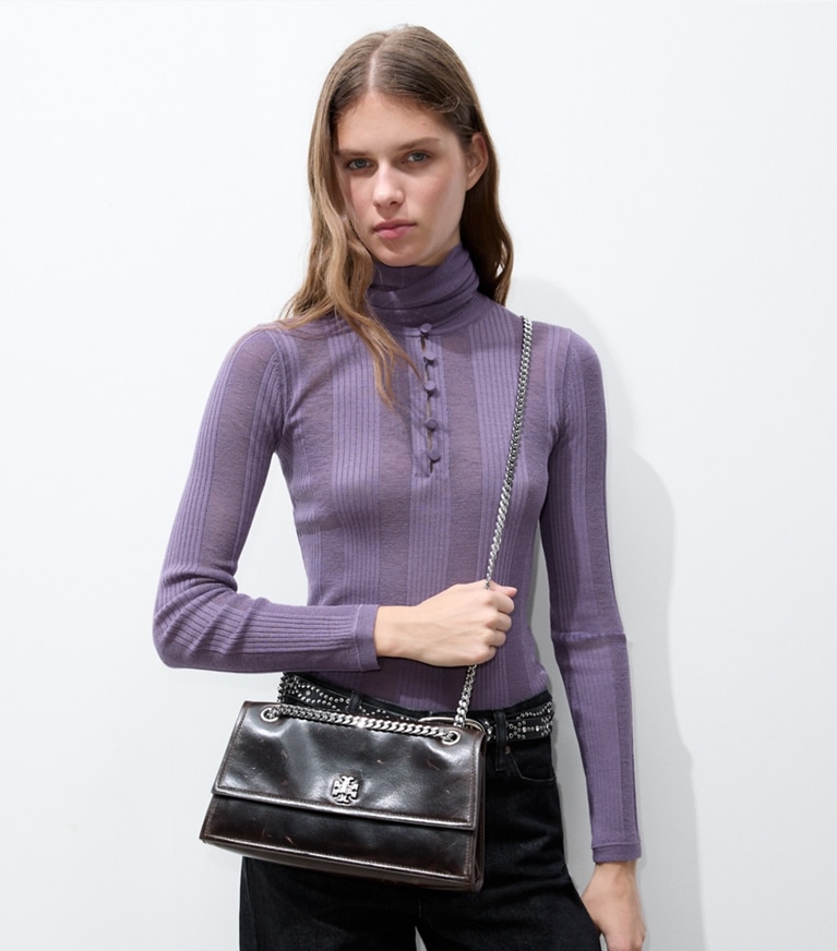 Tory Burch designer sacs porté épaule Sac à l’épaule Kira à fermoir tournant et à effet vieilli dans Dark Brown supplémentaire sur le modèle