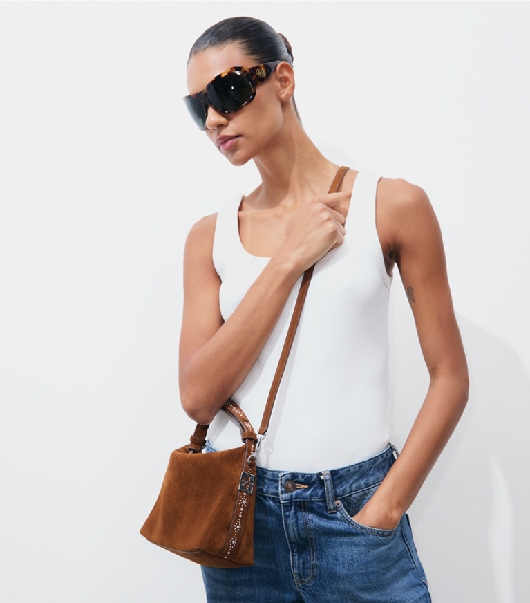 Tory Burch designer sacs porté épaule Sac à l’épaule Mellow en suède clouté dans Caramel accessoire sur le modèle