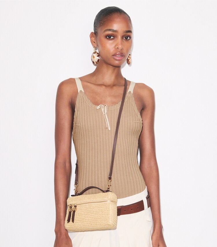 Tory Burch designer sacs à bandoulière Sac à poignée Slim Romy tressé dans Natural accessoire sur le modèle