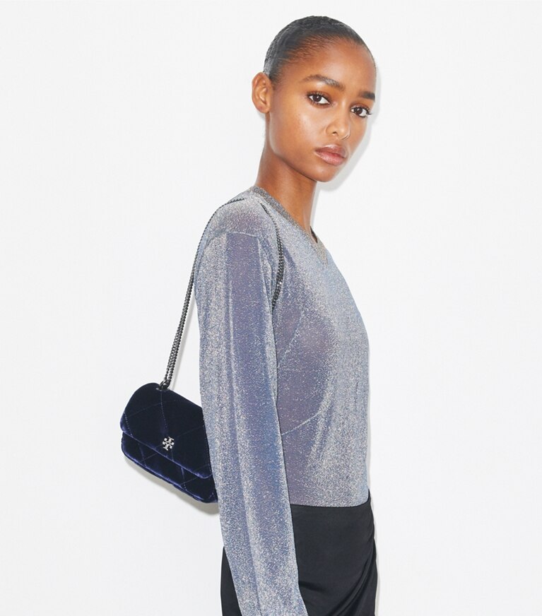Tory Burch designer sacs à bandoulière Sac à rabat à pavé de velours matelassé à losanges mini Kira dans PERFECT NAVY accessoire sur le modèle