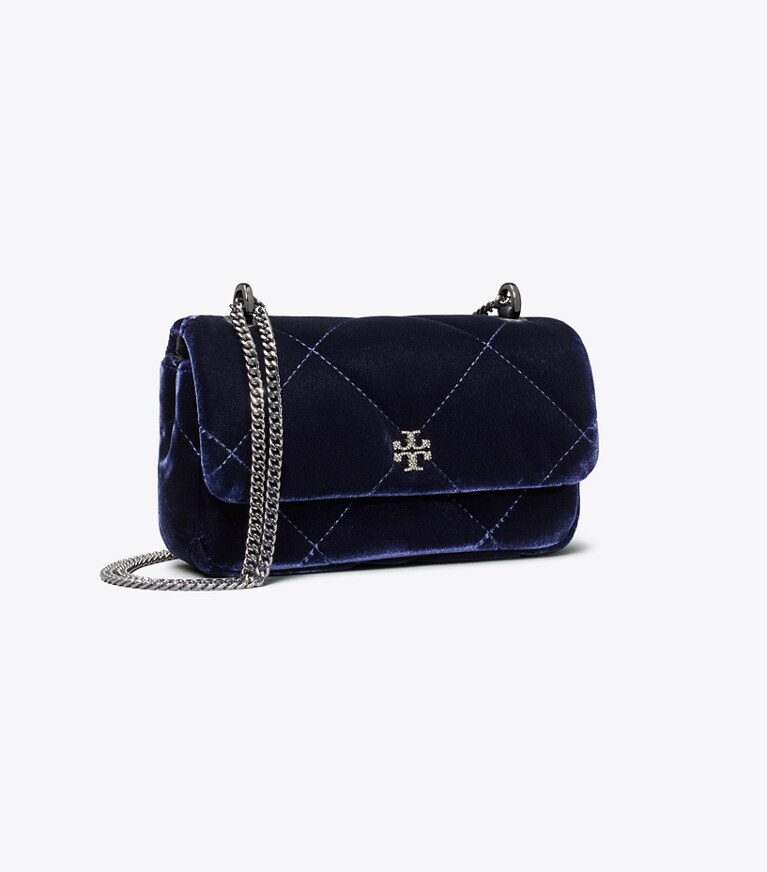 Tory Burch designer sacs à bandoulière Sac à rabat à pavé de velours matelassé à losanges mini Kira dans PERFECT NAVY angle