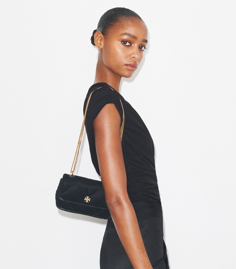 Tory Burch designer sacs à bandoulière Sac à rabat Mini Kira en velours à matelassage losange et cristaux in Black angle