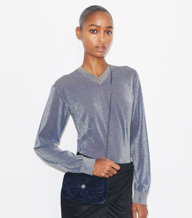 Tory Burch designer sacs à bandoulière Sac à rabat Mini Kira en velours à matelassage losange et cristaux in PERFECT NAVY angle