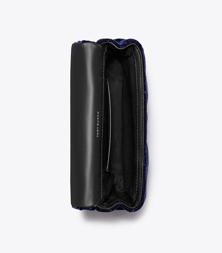 Tory Burch designer sacs à bandoulière Sac à rabat Mini Kira en velours à matelassage losange et cristaux in PERFECT NAVY angle