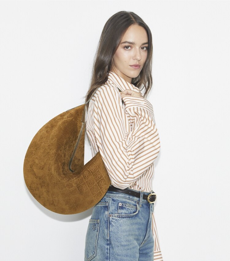 Tory Burch designer sacs hobo Sac Balloon T Monogram en daim in CHICORY BROWN accessory on model