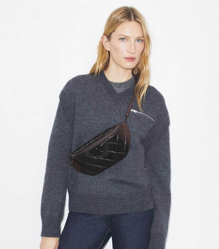 Tory Burch designer sacs banane Sac banane Fleming en cuir verni dans Deep Burgundy accessoire sur le modèle