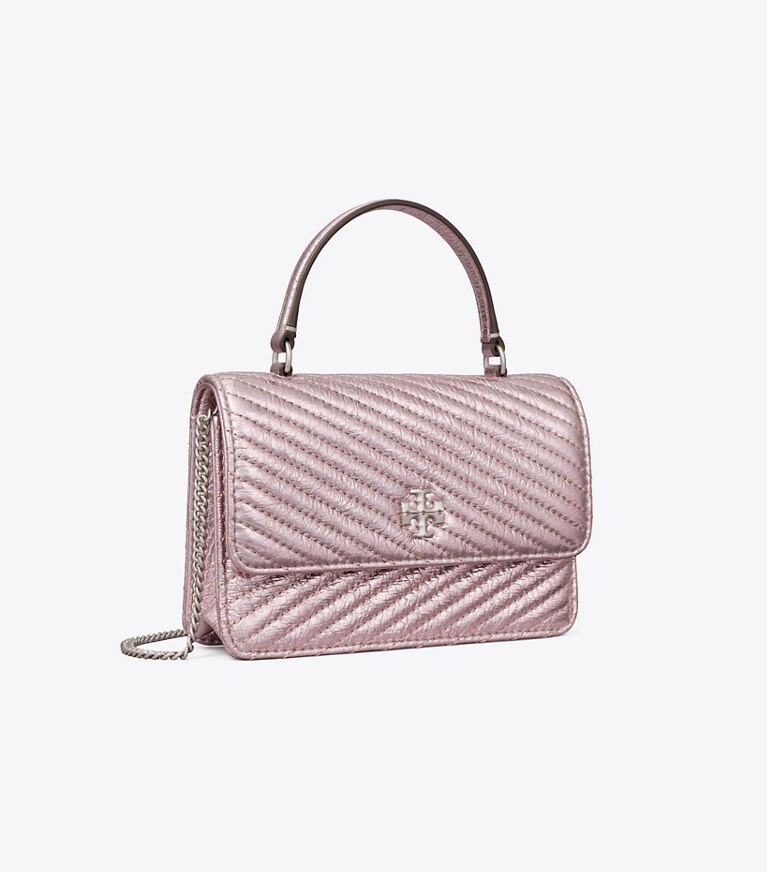 Tory Burch designer sacs à bandoulière Sac bandoulière à poignée supérieure mini Kira matelassé moto métallisé dans Sparkle Pink angle