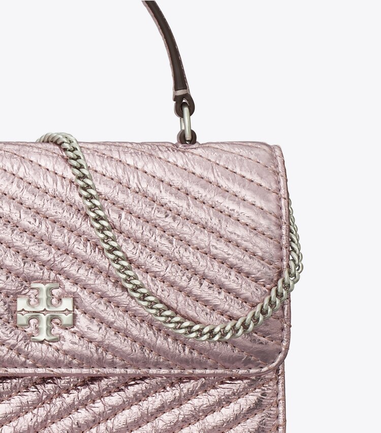 Tory Burch designer sacs à bandoulière Sac bandoulière à poignée supérieure mini Kira matelassé moto métallisé dans Sparkle Pink détails