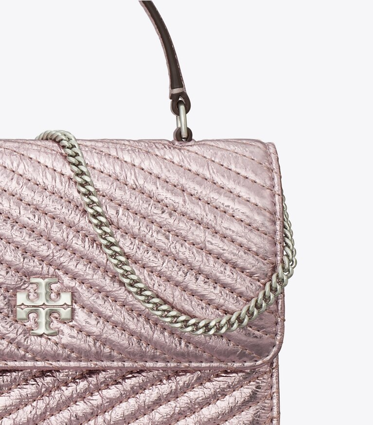 Tory Burch designer sacs à bandoulière Sac bandoulière à poignée supérieure mini Kira matelassé moto métallisé dans Sparkle Pink détails