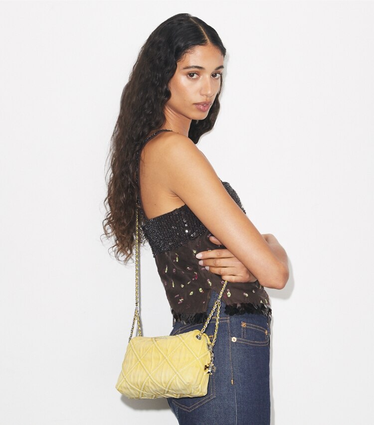 Tory Burch designer sacs à bandoulière Sac bandoulière souple Fleming en denim dans Yellow accessoire sur le modèle