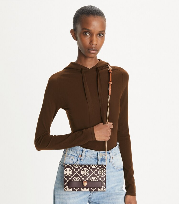 Tory Burch designer sacs à bandoulière Sac bandoulière T Monogram gaufré contrasté dans Deep Maroon / New Cream accessoire sur le modèle