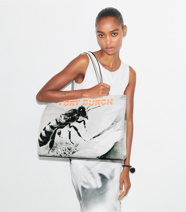 Tory Burch designer cabas Sac cabas imprimé Ella in Bee Print accessory on model