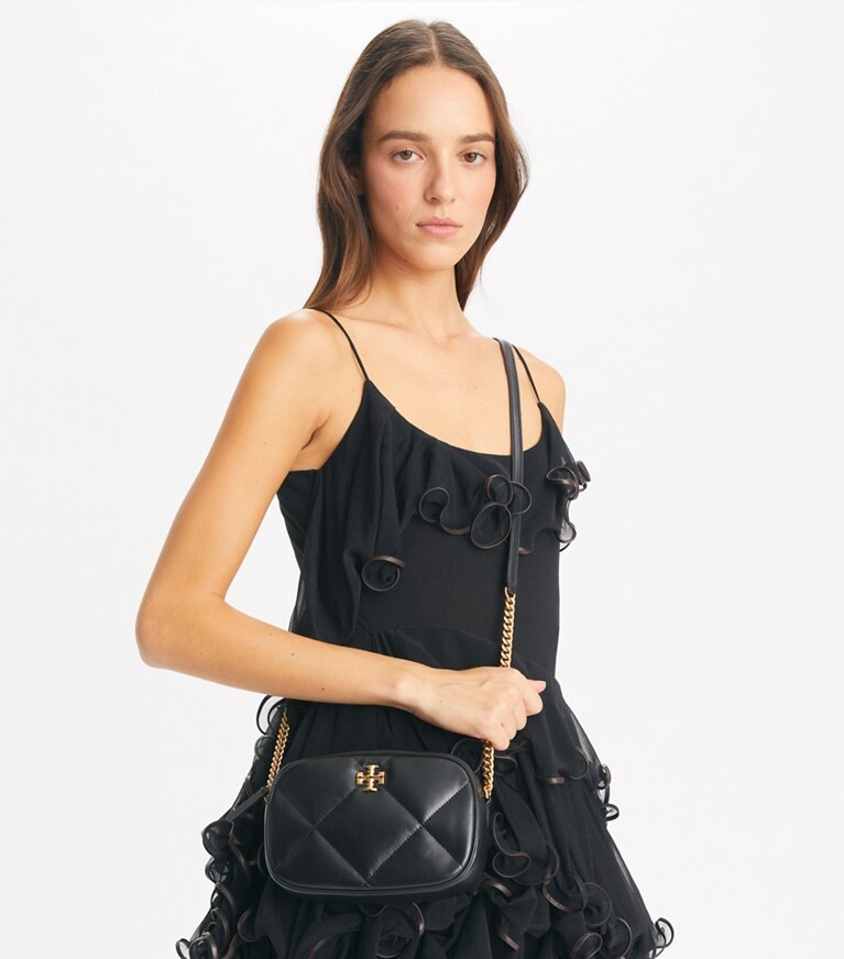 Tory Burch designer sacs à bandoulière Sac caméra Kira à matelassage losange in Black angle