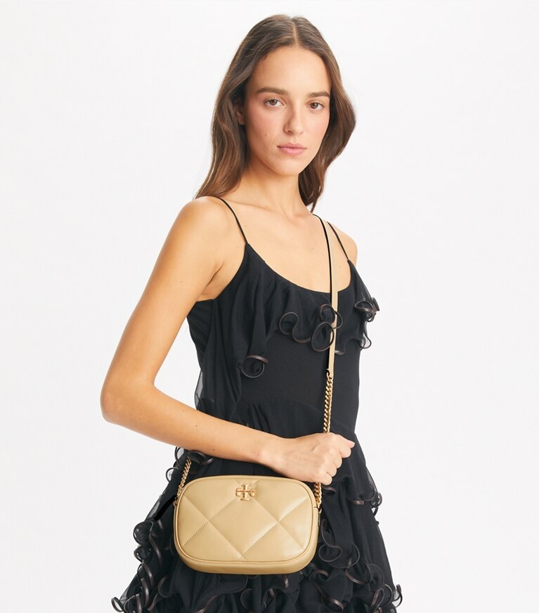 Tory Burch designer sacs à bandoulière Sac caméra Kira à matelassage losange in Vanilla Soft Serve accessory on model