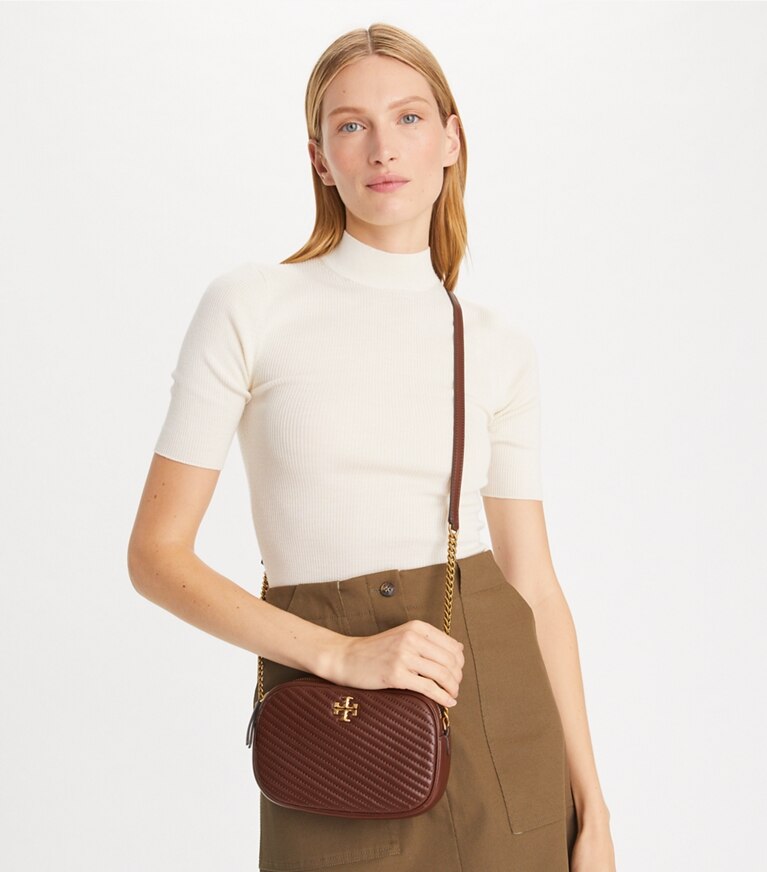 Tory Burch designer sacs à bandoulière Sac caméra Kira Chevron Moto Quilt dans Tree Branch accessoire sur le modèle