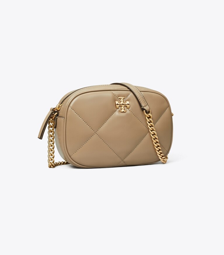 Tory Burch designer sacs à bandoulière Sac caméra Kira matelassé en losanges dans Taupe Oak angle