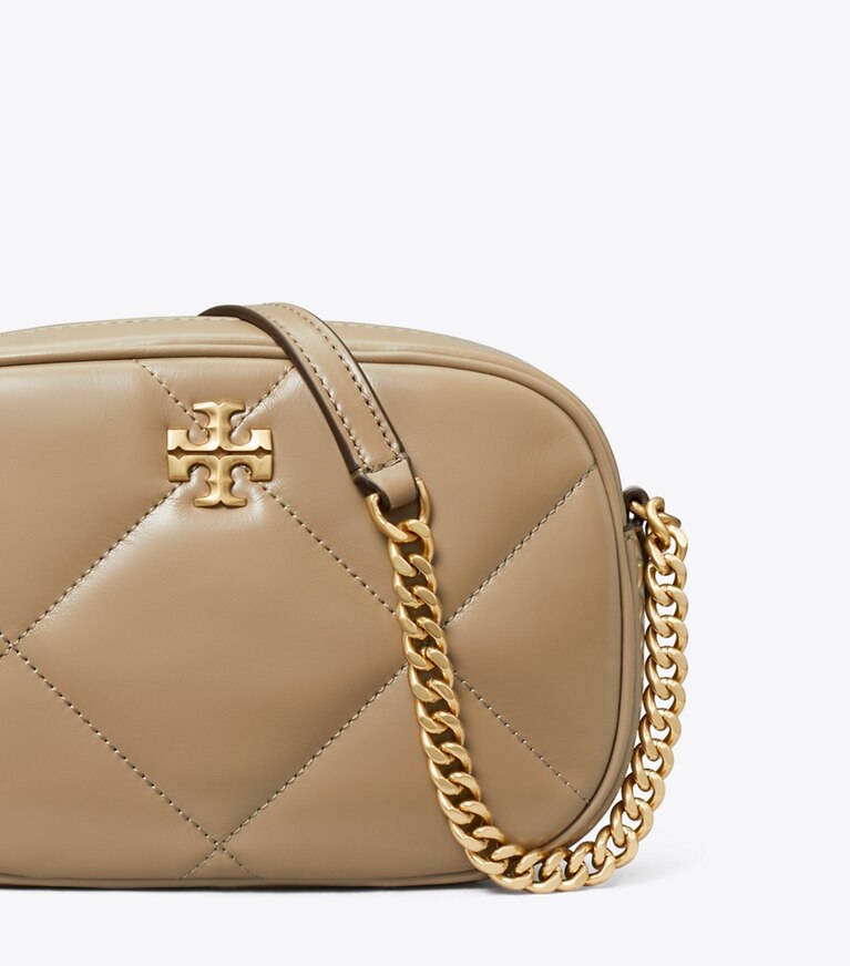 Tory Burch designer sacs à bandoulière Sac caméra Kira matelassé en losanges dans Taupe Oak détails