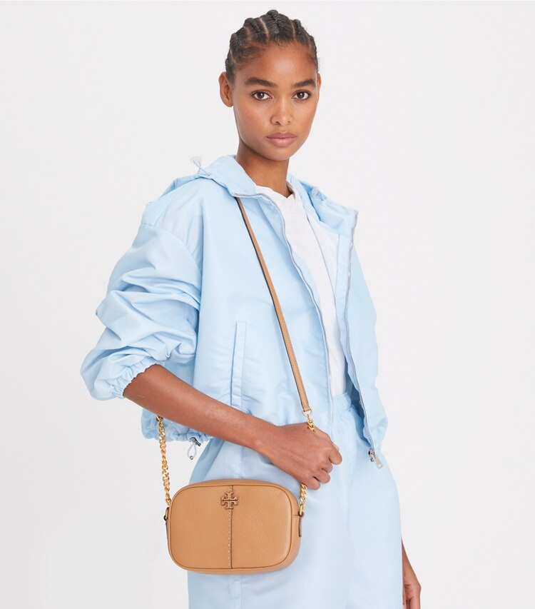 Tory Burch designer sacs à bandoulière Sac caméra McGraw in Tiramisu accessory on model