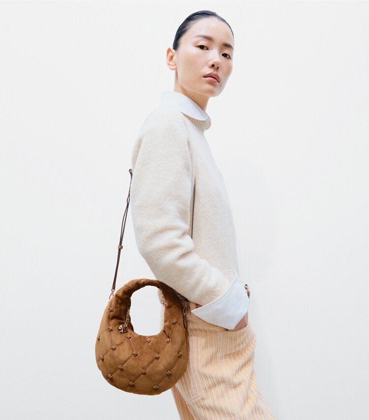 Tory Burch designer sacs à bandoulière Sac croissant en daim Bunny Knot in Toffee accessory on model