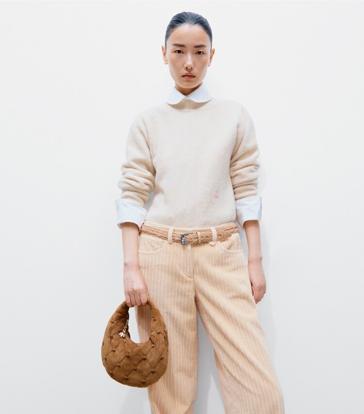 Tory Burch designer sacs à bandoulière Sac croissant en daim Bunny Knot in Toffee additional on model