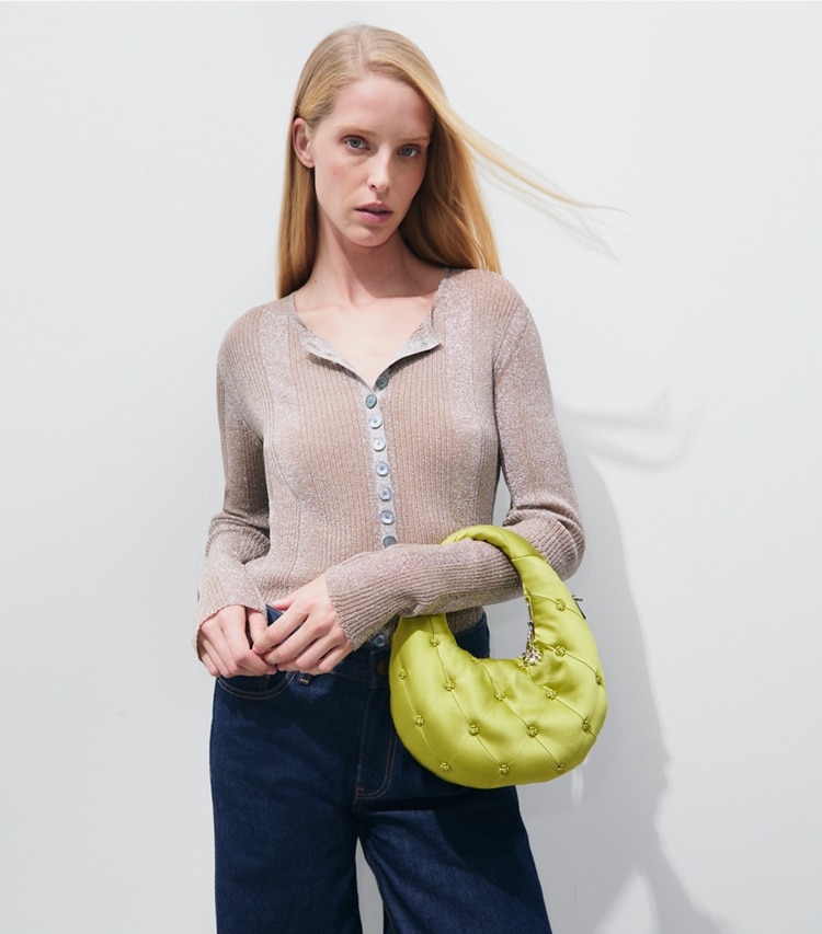 Tory Burch designer sacs à bandoulière Sac croissant en satin Bunny Knot in Vibrant Green accessory on model