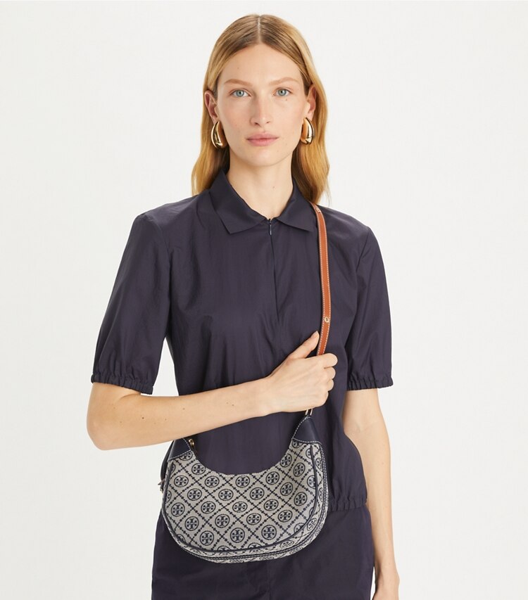 Tory Burch designer sacs porté épaule Sac croissant T Monogram in Tory Navy accessory on model