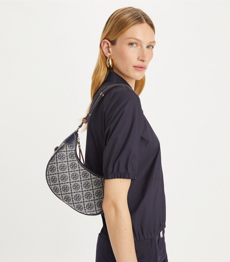 Tory Burch designer sacs porté épaule Sac croissant T Monogram in Tory Navy additional on model