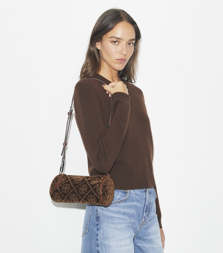 Tory Burch designer sacs porté épaule Sac cylindrique T Monogram en velours de coton floqué in Sun Beige accessory on model