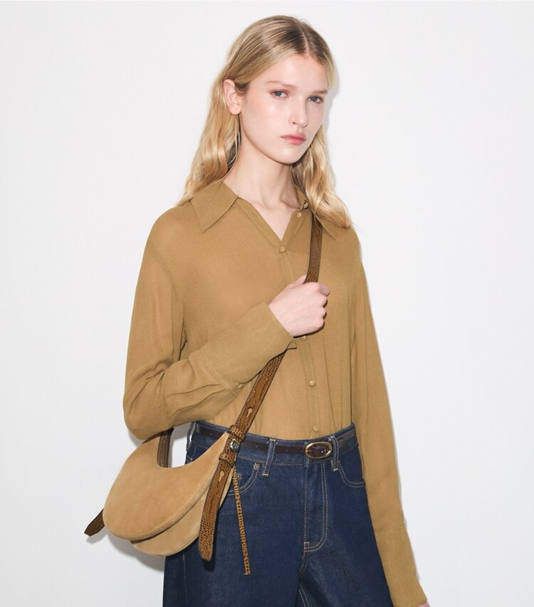 Tory Burch designer sacs porté épaule Sac demi-lune Romy en daim in Stone accessory on model