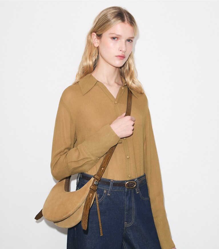 Tory Burch designer sacs porté épaule Sac demi-lune Romy en daim in Stone accessory on model