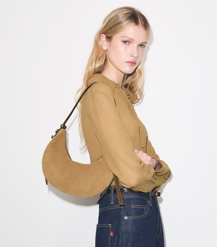 Tory Burch designer sacs porté épaule Sac demi-lune Romy en daim in Stone additional on model
