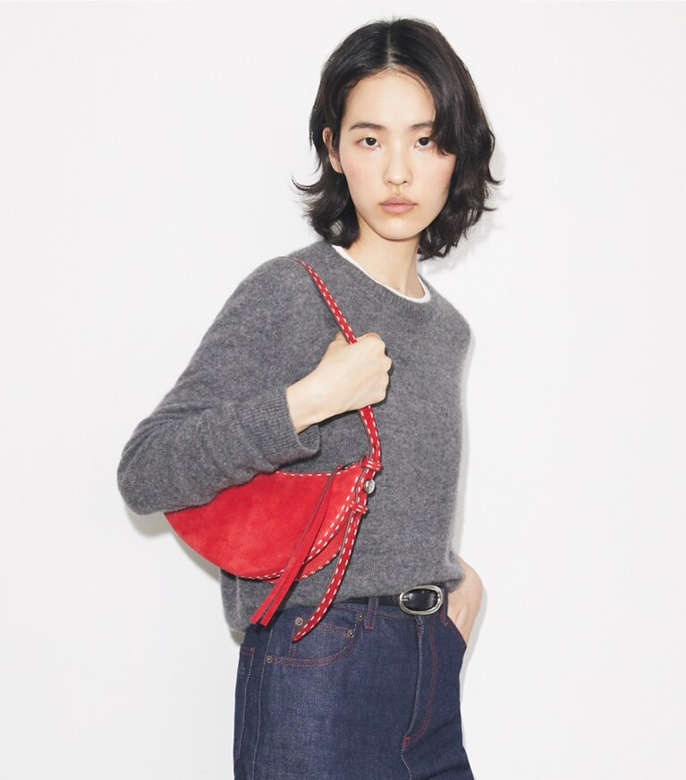 Tory Burch designer sacs porté épaule Sac demi-lune Romy en suède dans Toucan Red accessoire sur le modèle