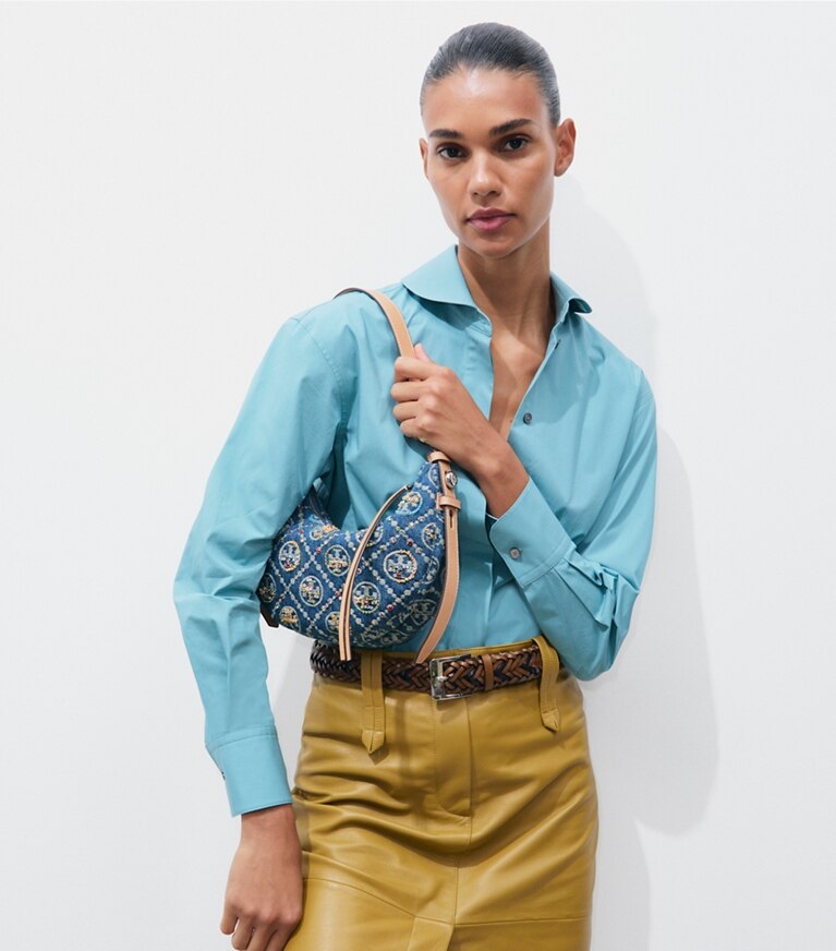 Tory Burch designer sacs porté épaule Sac demi-lune Romy orné en denim T Monogram dans Deep Royal accessoire sur le modèle