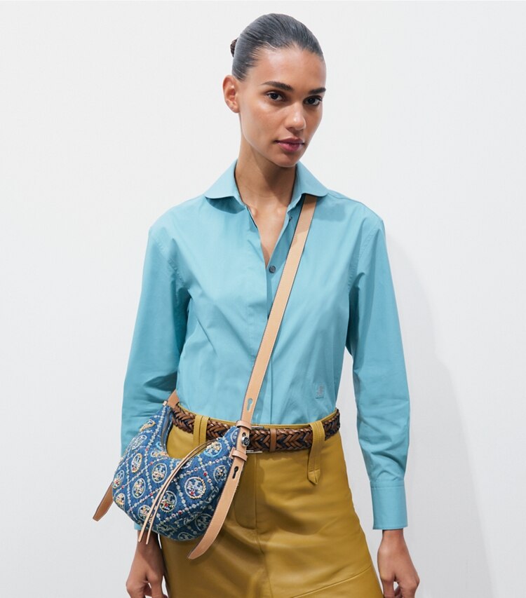 Tory Burch designer sacs porté épaule Sac demi-lune Romy orné en denim T Monogram dans Deep Royal supplémentaire sur le modèle