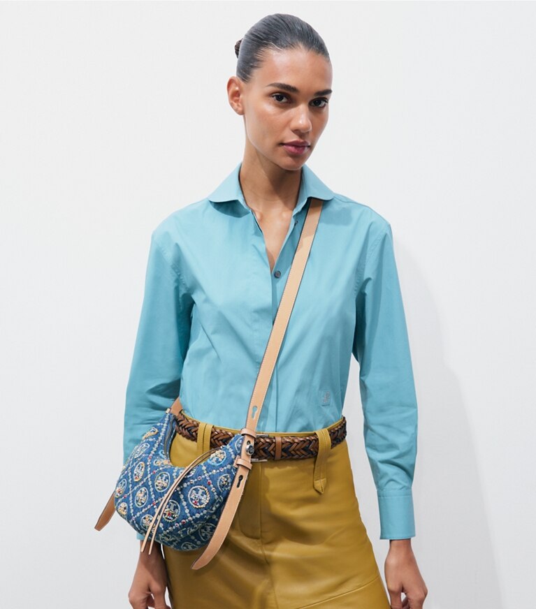 Tory Burch designer sacs porté épaule Sac demi-lune Romy orné en denim T Monogram dans Deep Royal supplémentaire sur le modèle