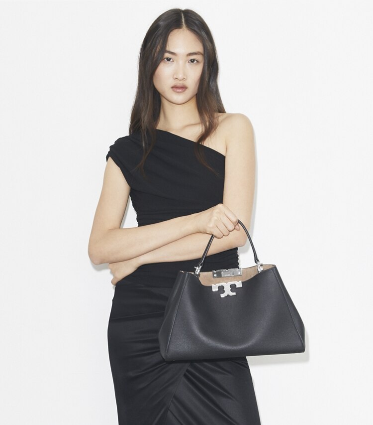Tory Burch designer sac à main Sac Eleanor en cuir souple in Black accessory on model