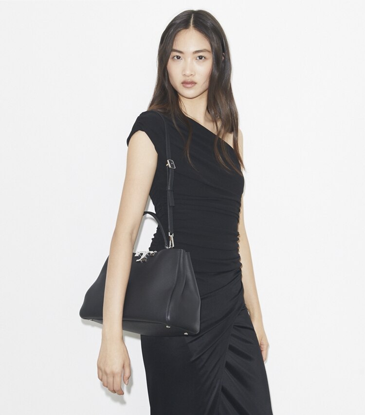 Tory Burch designer sac à main Sac Eleanor en cuir souple in Black additional on model