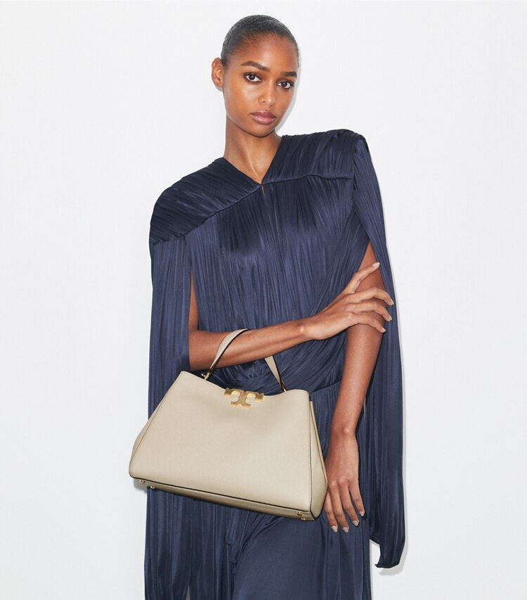 Tory Burch designer sac à main Sac Eleanor en cuir souple in Light Stone additional on model