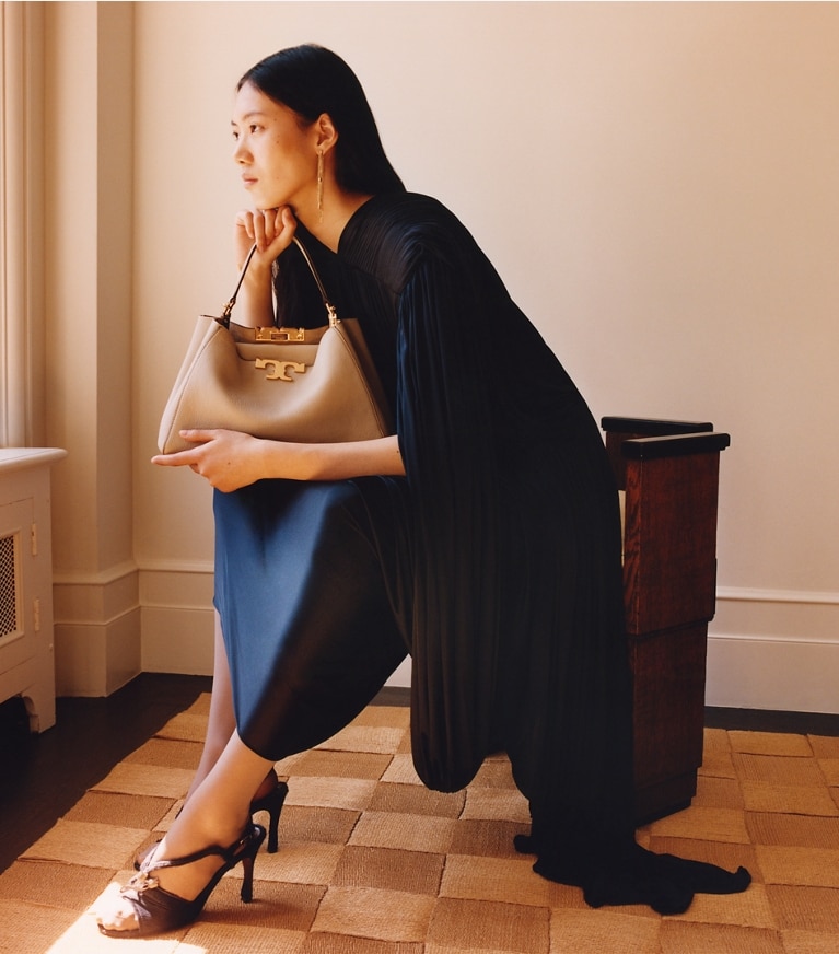 Tory Burch designer sac à main Sac Eleanor en cuir souple in Light Stone angle