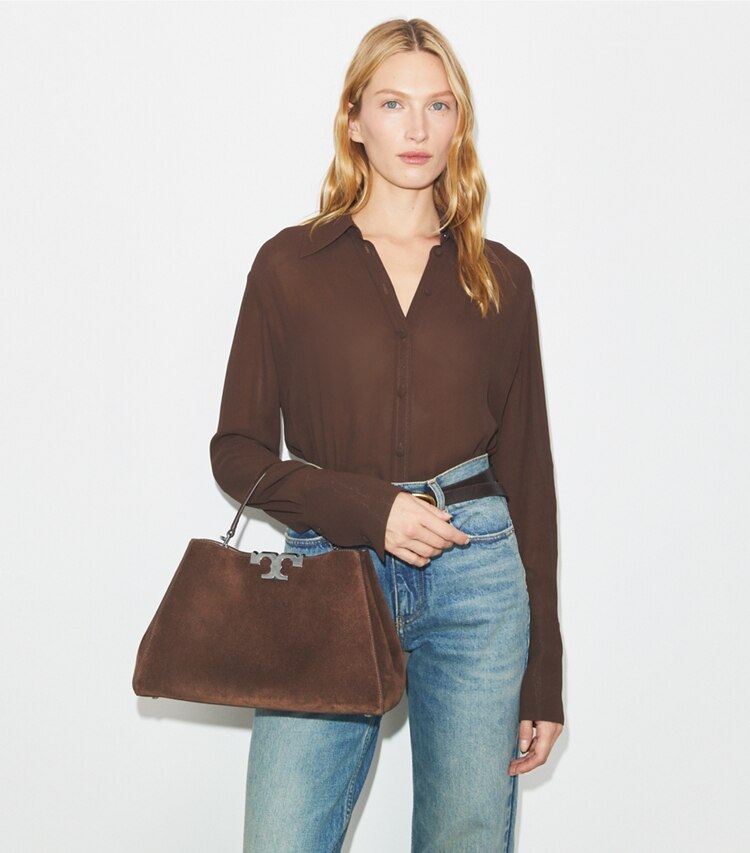 Tory Burch designer sac à main Sac Eleanor en daim in Dark Cocoa accessory on model