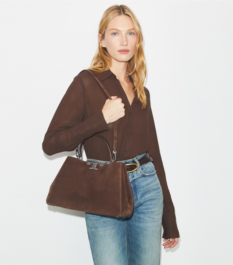 Tory Burch designer sac à main Sac Eleanor en daim in Dark Cocoa additional on model