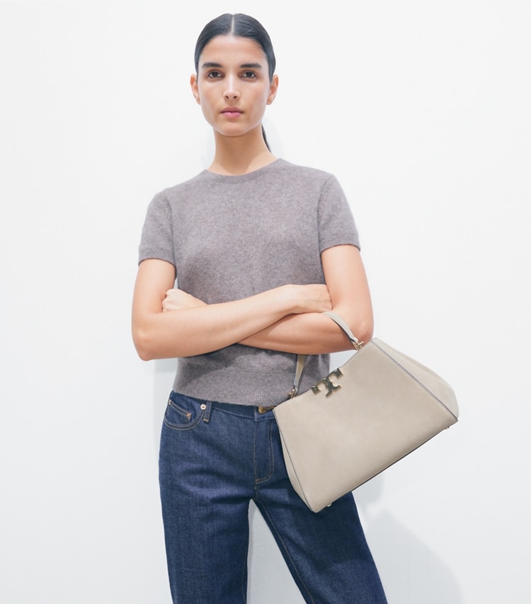 Tory Burch designer sac à main Sac Eleanor médium en daim in Oatmeal accessory on model