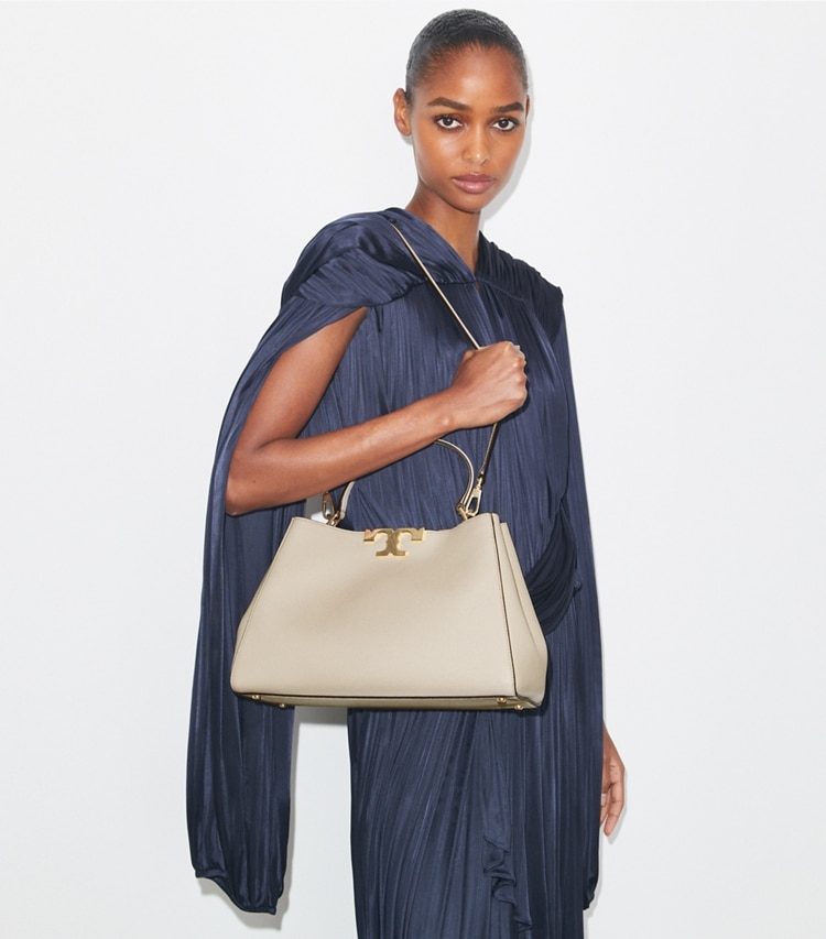 Tory Burch designer sac à main Sac Eleanor souple dans Light Stone accessoire sur le modèle
