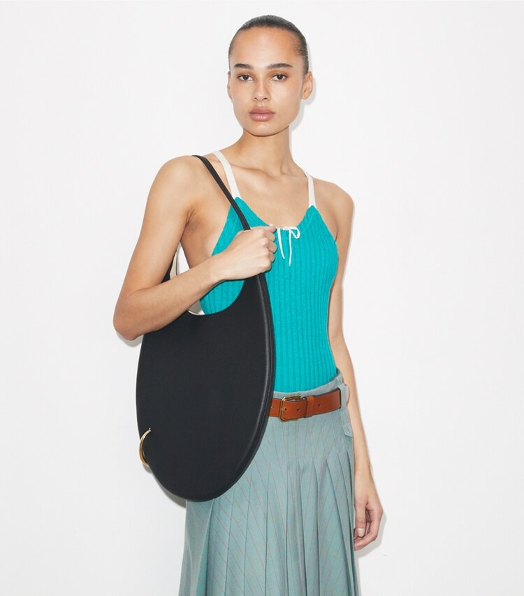 Tory Burch designer sacs porté épaule Sac en cuir grainé Pierced in Black accessory on model