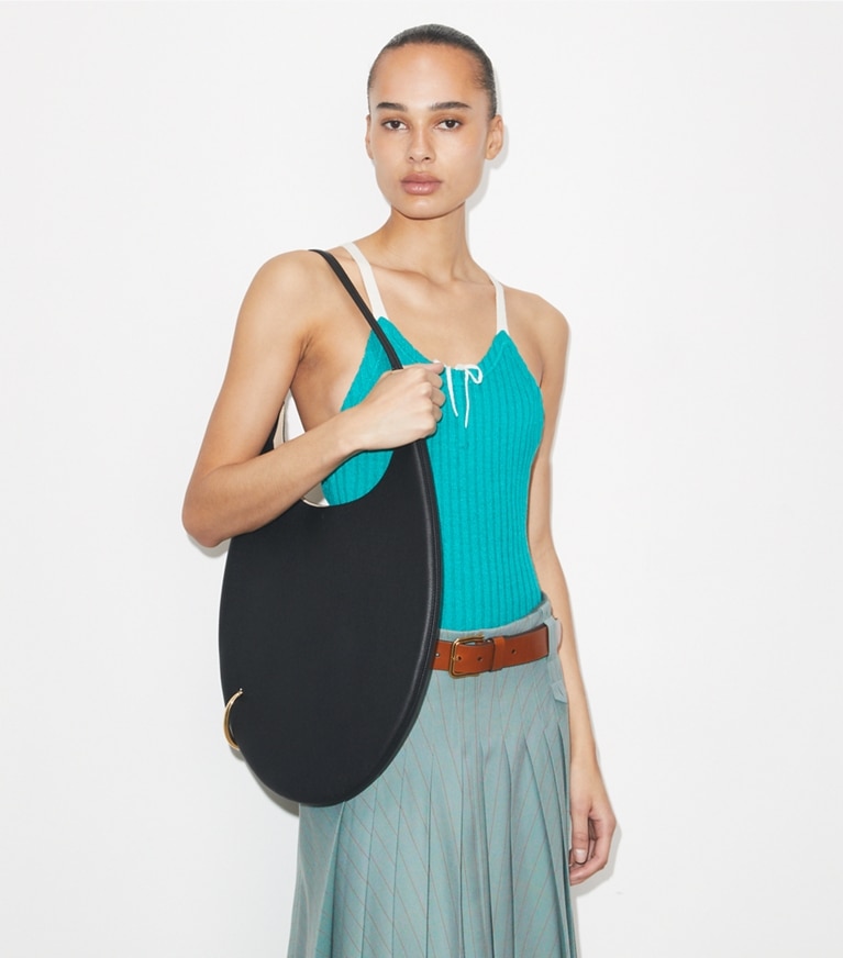 Tory Burch designer sacs porté épaule Sac en cuir grainé Pierced in Black accessory on model