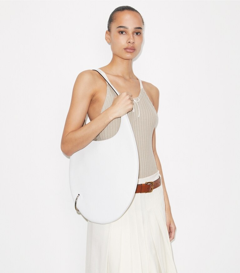 Tory Burch designer sacs porté épaule Sac en cuir grainé Pierced in Cirrus Cloud accessory on model