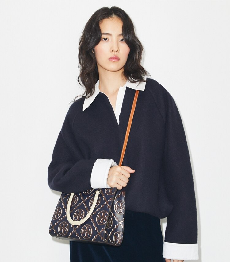 Tory Burch designer cabas Sac fourre-tout à poignée T Monogram à gaufrage contrastant dans Tory Navy / John Coco accessoire sur le modèle