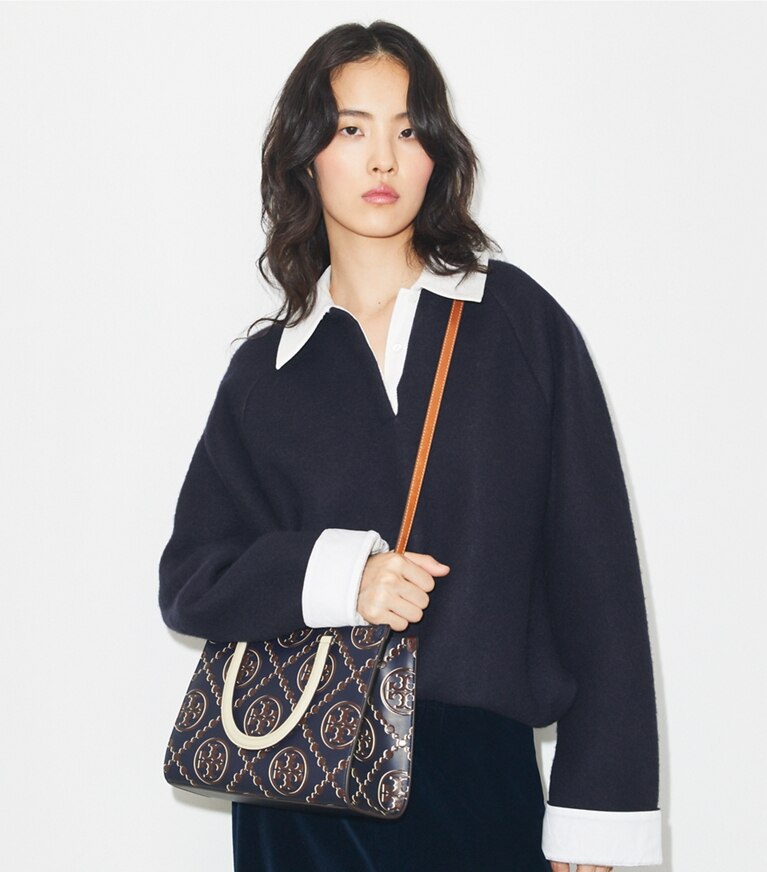 Tory Burch designer cabas Sac fourre-tout à poignée T Monogram à gaufrage contrastant dans Tory Navy / John Coco accessoire sur le modèle