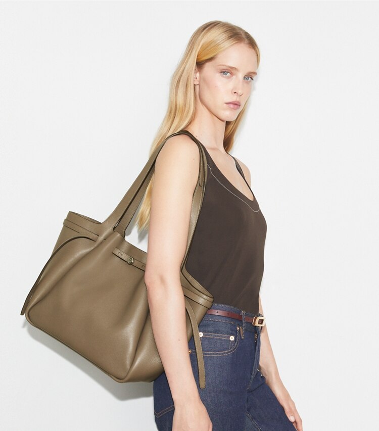Tory Burch designer cabas Sac fourre-tout Romy dans Wild Mushroom accessoire sur le modèle