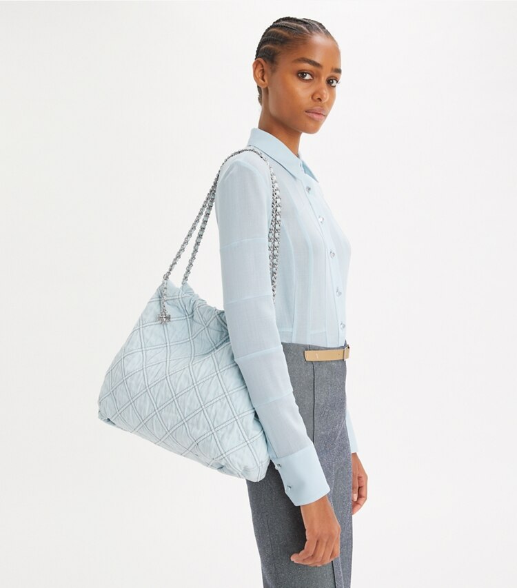 Tory Burch designer sacs hobo Sac Hobo Fleming en denim doux in Seltzer accessory on model